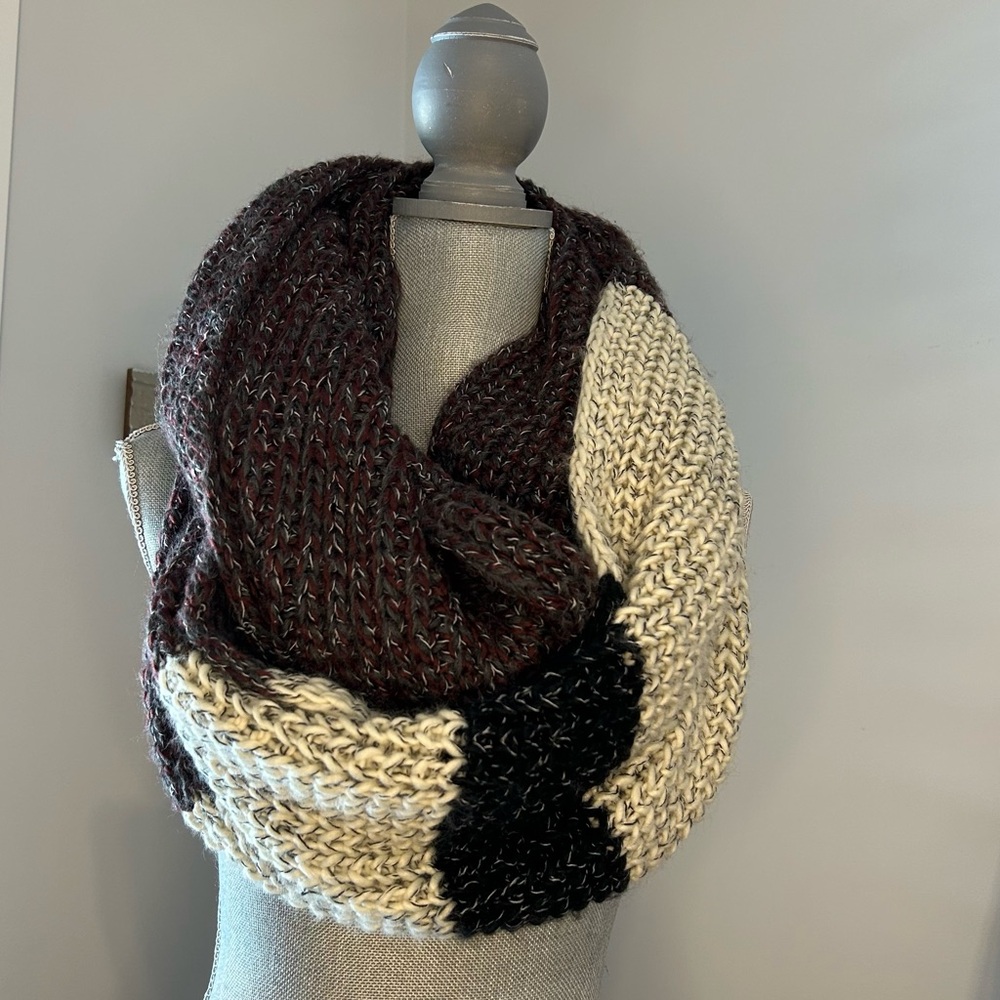 Roots knit infinity scarf 🧣 burgundy mixed knit with black and white accents